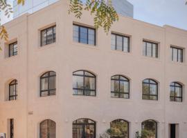 CASA MARTINA Apartamentos de dise&ntilde;o en Pozuelo，位于波苏埃洛-德阿拉尔孔的高尔夫酒店