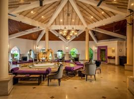 Tangerine Beach Hotel，位于卡卢特勒的带泳池的酒店