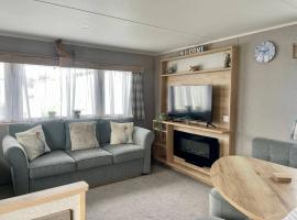 Cosy 3 Bedroom Caravan in South Cerney，位于赛伦塞斯特的酒店