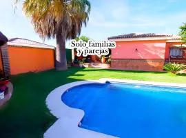 Chalet con Piscina Privada y Amplio Jardín en El Puerto de Santa María - Solo Familias y Parejas