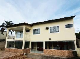 CASA BELA - a 350m do Centro de Miguel Pereira com piscina e churrasqueira 12 pessoas，位于米格尔-佩雷拉的酒店