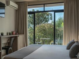 HOTEL CITY，位于波萨达斯的酒店