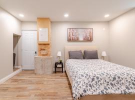 ENTIRE 1 BEDROOM APARTMENT ACROSS FROM GOOGLE - br1，位于基奇纳的酒店