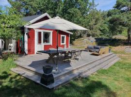 Cosy cottage with small boat 200m from the sea，位于Djurhamn的酒店
