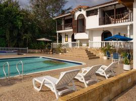 Villa with Swimming Pool, Jacuzzi and Sauna，位于Cundinamarca的酒店