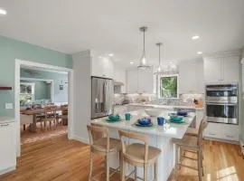 Minutes to Oceanside beaches Private Deck and Backyard