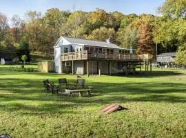 Riverfront w Deck Grill Fire pit & Climbing Wall