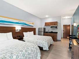 HomeTowne Studios by Red Roof East Lansing - Okemos，位于奥克莫斯的酒店