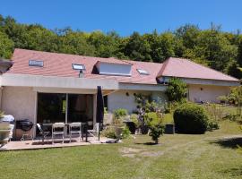 Chambres d'hôtes Les Hauts de la Vaucouleurs suite Blanche Colombe，位于Auffreville-Brasseuil的酒店