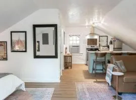 The Loft at Park Place Cozy Studio on the Park