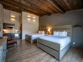 Cove Creek Lodge 202 Poolside Double Queen Room