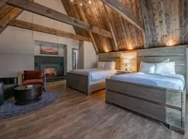 Cove Creek Lodge 217 Lakeside Double Queen Fireplace Room