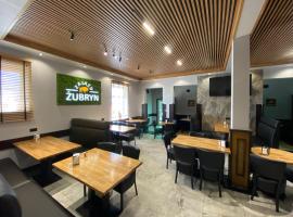 Zajazd Żubryn，位于Zubryn的宾馆