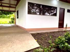 Miravalles Tiny House，位于Upala的酒店