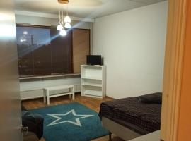 Private room in apartment near airport area vantaa，位于万塔的酒店