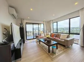 Orewa family holiday house with 3 bed-rooms view on deck near cafe, bush & river