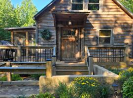 Couples Getaway Cabin with a Loft - Firepit - Creek，位于达洛尼加的酒店