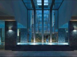 Midnight Luxe 2BR 2Bath 2Car 230 Pool Gym Sauna，位于堪培拉的酒店