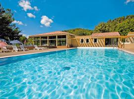 拉瓦尔城堡蓝色区域俱乐部度假村，位于格雷乌莱班的Spa酒店