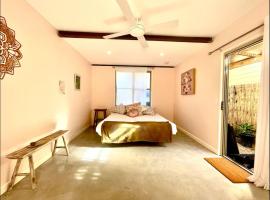 Beautiful, comfortable 7 mins walk to Mullumbimby，位于穆伦宾比的酒店