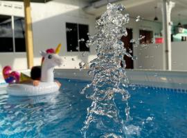 Rumah Puteh Mersing Kecil ROOM FULLY AIR-CONDITIONED，位于丰盛港的酒店