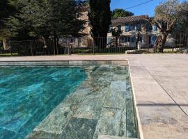 Mas de la Roule, 4 studios, piscine chauffée, studio SPA, parc 2 ha, Pont d'Avignon à pied，位于阿维尼翁的酒店