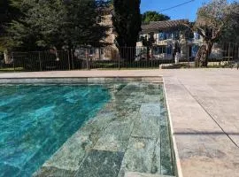 Mas de la Roule, 4 studios, piscine chauffée, studio SPA, parc 2 ha, Pont d'Avignon à pied