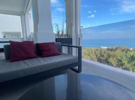 Luxury Penthouse best sea views in Blue Suite 5302，位于马尼尔瓦的酒店