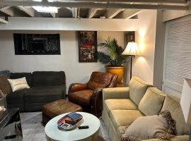 Pet friendly private studio apartment，位于唐纳斯格罗夫的酒店
