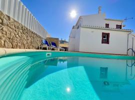 Pera Stylish Villa With Pool by Homing，位于佩拉的酒店