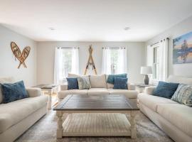 Big Red Cottage near Sunapee and New London，位于New London的酒店