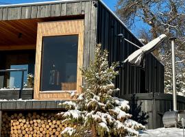 Black Deer - z Sauną na Tarasie, Jacuzzi i Widokiem na Góry - by Deer Hills Luxury Apartments，位于Kocoń的酒店