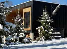 Brown Deer - z Sauną na Tarasie, Jacuzzi i Widokiem na Góry - by Deer Hills Luxury Apartments，位于Kocoń的酒店