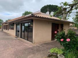 Maison familiale avec piscine proche Périgueux，位于尚塞拉德的酒店