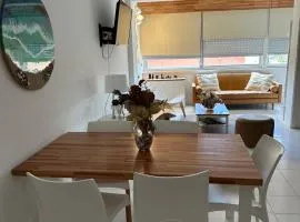 Enfrente al mar y a pasos de Gorlero Servicio limpieza Sábanas y toallas Estacionamiento Gimnasio Recepción 24 hs