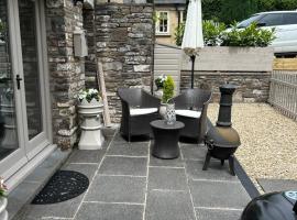 Cosy riverside property，位于Aber-Brân的酒店
