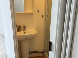 Appartement cosy Armentières gare，位于阿尔芒蒂耶尔的酒店