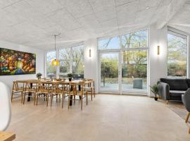 Gorgeous Home In Rudkøbing With Wifi，位于斯波斯比约的酒店
