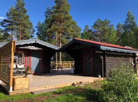 Timber cottages with jacuzzi and sauna near lake Vänern，位于卡尔斯塔德的酒店