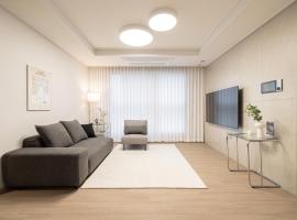 Stylish Modern Condo, 3 Bedrooms, 2 Bathrooms, 4 Air Conditioners, 65-inch TV, Laundry Machine & Dryer