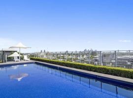 Sydney resort style condo 3 pools，位于悉尼的酒店