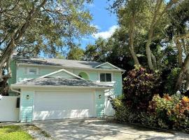 Vero Oaks Stroll to beach includes Mini Golf and Jacuzzi，位于维洛海滩的酒店