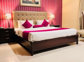 Grand Regent Hotel and Suites，位于费萨拉巴德的酒店