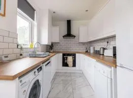 Free Parking - 4 Bedroom House