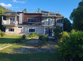 Val's Waterfront Ecoluxe Cottage，位于Blue Hole的酒店