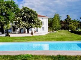 Domaine de Bonaveau - Spa & Piscine，位于Barcelonne的带停车场的酒店