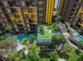 The Base Central Phuket，位于普吉镇的酒店