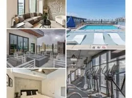 Gym Rooftop Pool Hot tub King Bed Parking