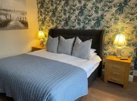 Roker Cottage, luxury seaside apartment, private parking, sky tv