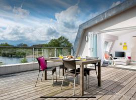 Willow Warbler - HM112 - Lower Mill Estate Penthouse Apartment with Spa Access，位于萨默福德凯恩斯的带泳池的酒店